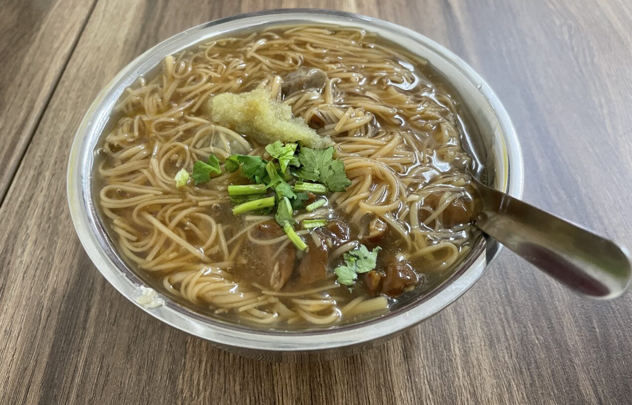 臺北北投區 海產街蚵仔麵線 大腸入味好吃 北投市場周邊 奇岩站美食 Lisa Adventures